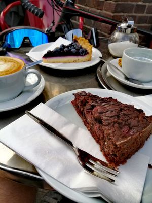 Kirsch-Schoko und Blaubeer-Käsekuchen at Cafe Bellevue in Darmstadt