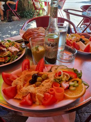 Hummus Teller at Cafe Bellevue in Darmstadt