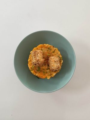 Plato menú.
Falso risotto de calabaza
Con tofu & panko at Qi Food in Elche