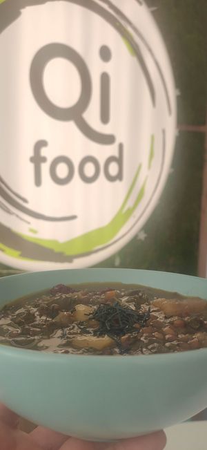 Plato Menú.
Lentejas XXL veganas con kale, espinacas, tomates secos y espirulina. at Qi Food in Elche