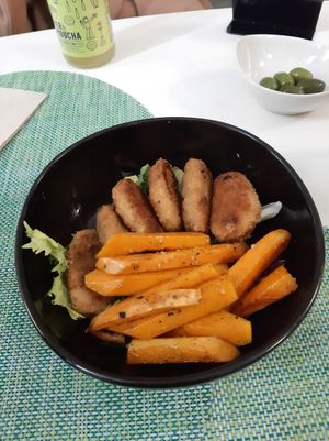 Nugets de heura y palitos de boniato at Qi Food in Elche