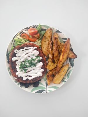 Hamburguesa al plato de proteína de Guisantes con patatas especiadas realfood, veganesa! Brutal 
Qi food healthy restaurant 💚♻️ at Qi Food in Elche