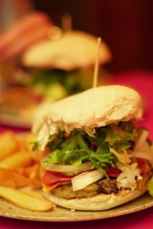 Bacon&Cheese Burger (vegan) mit Auberginen Patty at Más Que la Cresta in Cadiz