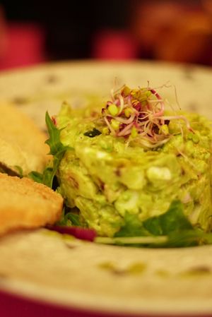 Veganes Ceviche mit Avocado, Zwiebel und Zucchini. at Más Que la Cresta in Cadiz