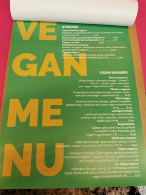 Größter Teil der Veganen Karte ( Hot Dogs fehlen) at Más Que la Cresta in Cadiz
