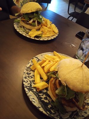 Oben: "Bacon Cheese" unten "Herbstspecial" at Más Que la Cresta in Cadiz