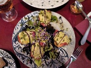 Tomates con aguacate y quinoa at Más Que la Cresta in Cadiz