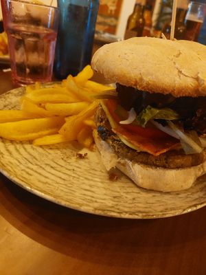 Bacon burger at Más Que la Cresta in Cadiz