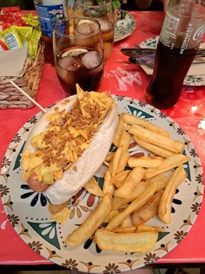 Perrito vegan mexicano at Más Que la Cresta in Cadiz