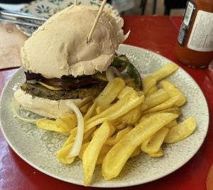 "Bacon cheese" burger (vegan)  at Más Que la Cresta in Cadiz