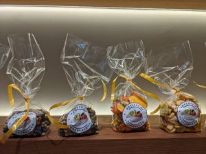 Little snacks like chips to go at Artisti del Vegetariano in Milan