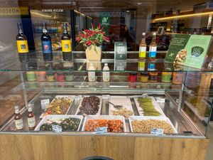 Main case, facing the street. at Artisti del Vegetariano in Milan