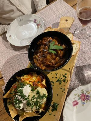 Nachos mit veg. Käse, Melanzanigemüse  at aTipico in Palermo