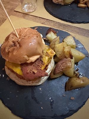 Hamburguesa Crispy con papas al horno at aTipico in Palermo