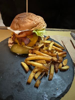 BBC Burger con papas fritas at aTipico in Palermo