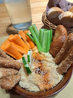 Humus with vegtables at aTipico in Palermo