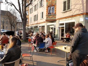 Outdoor seating at Café du Bonheur in Zurich
