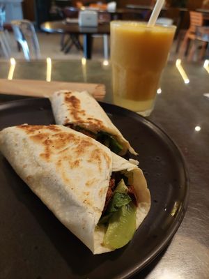 Wrap vegano (35 BRL) & Suco de polpa / Maracujá (12 BRL) at Desfrutte in Porto Seguro