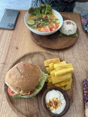 Burger en curry  at Juju in 