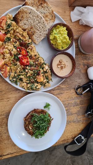 Scrambled tofu with side of avo and Hash brown at Juju in 