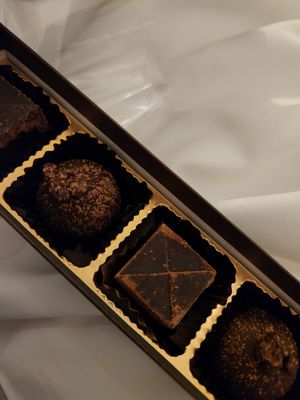 Chocolate truffles (rum&raisin and OG) at Ve Tree in Nagoya