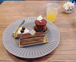 Raw Vegan Cakes, Organic Orange Juice at Ve Tree in Nagoya