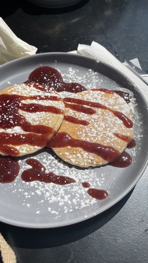 Pancakes mit Erdbeersoße  at Guará in Vila Nova De Gaia