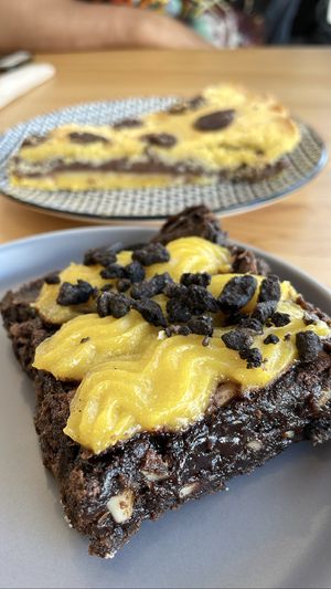 Brownie com nuts e creme, ao fundo torta de nutella  at Guará in Vila Nova De Gaia