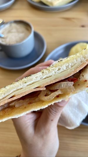 Queijo, fiambre, cebola e tomate seco  at Guará in Vila Nova De Gaia