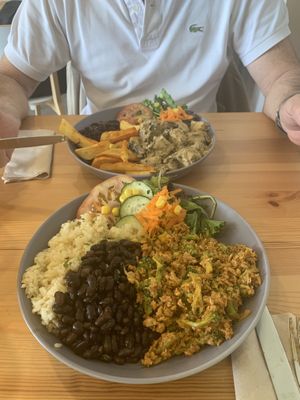 Stroganoff and Tuna and broccoli’s   at Guará in Vila Nova De Gaia
