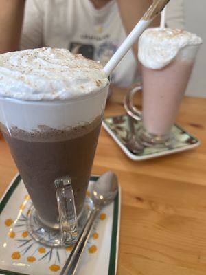 Milkshake de oreo e de morango  at Guará in Vila Nova De Gaia