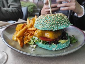 Hambúrguer vegan at Guará in Vila Nova De Gaia