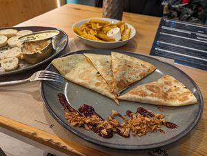 Padini Moussrella e chourizo and Pate de Atum at Guará in Vila Nova De Gaia