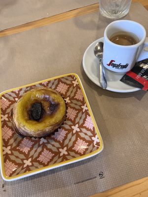 Pastel de nata  at Guará in Vila Nova De Gaia