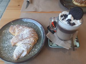 Croissant with egg cream and oreo hot chocolate (both delicious) at Guará in Vila Nova De Gaia