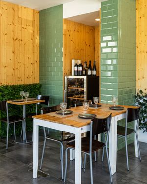 Uma seleção de vinhos at Guará in Vila Nova De Gaia