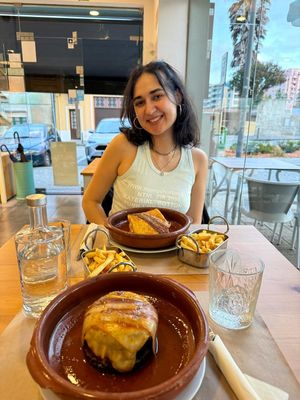 burguer á padoca and chicken francesinha  at Guará in Vila Nova De Gaia