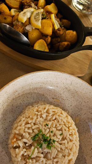 Exemplo de Rojões com batatas e arroz. at Guará in Vila Nova De Gaia