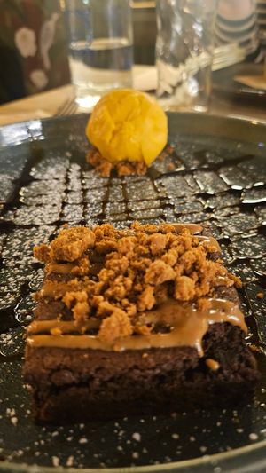 Brownie com gelado de manga. at Guará in Vila Nova De Gaia
