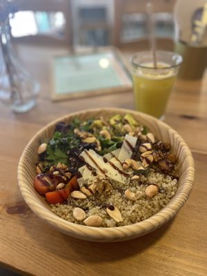 Heerlijk geluncht met deze salade. Als je vegan wilt, even erbij vermelden.   at Jasmim Brunch in Torres Novas