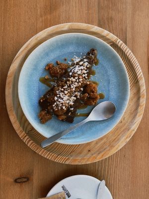 Sobremesa: Jasmim (tarte de manteiga de amendoim com cobertura de chocolate em base de frutos secos, topping de caramelo e amêndoa caramelizada)  at Jasmim Brunch in Torres Novas