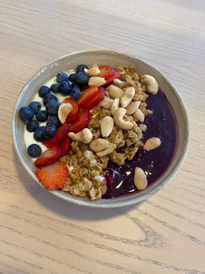 bowl doce - amarilis (iogurte grego, compota de frutos silvestres, granola, morangos, mirtilos, xarope de agave e frutos secos) - 5,50€  at Jasmim Brunch in Torres Novas