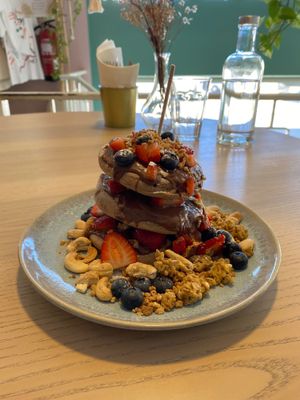 Amor-Perfeito (panqueca com Nutella, morangos, mirtilos, granola, frutos secos e amêndoa caramelizada) - 6,75€ at Jasmim Brunch in Torres Novas