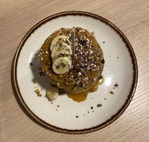 Camélia - panqueca com caramelo salgado, banana, raspas de chocolate negro e amêndoa caramelizada - 6,75€ at Jasmim Brunch in Torres Novas