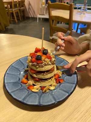 Amor-perfeito - panqueca com nutella, morangos, mirtilos, granola, frutos secos e amêndoa caramelizada - 6,75€ at Jasmim Brunch in Torres Novas