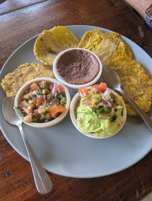 Dip trio at Kinsu in Uvita