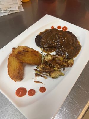Seitan brasato, alcachofa frito y milhojas de patatas  at La Gastrobottega Di Giuseppe in Calpe