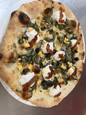 Pizza con endivia, tomate seco, crema de queso fresco y crumble de tarallo  at La Gastrobottega Di Giuseppe in Calpe