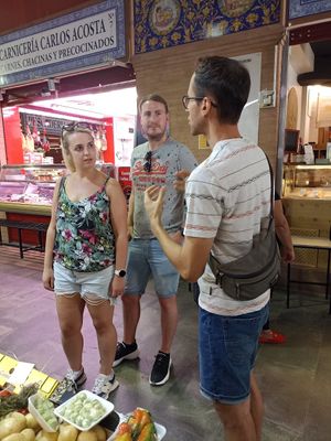 Talking about andalusian food at Seville Vegan Tours in Sevilla