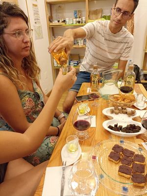 Olive oil tasting with vegan appetizers at Seville Vegan Tours in Sevilla